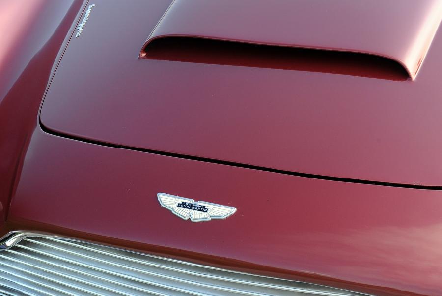 Детали экстерьера Aston Martin DB4 Convertible 1962 года  (фото 5 из 41)